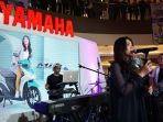 brand-ambassador-mio-s-isyana-sarasvati-tampil-di-blue-core-yamaha-motor-show_20180417_122256.jpg
