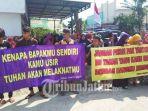 breaking-news-konflik-keluarga-di-kediri-anak-eksekusi-harta-ayah-kandung-diwarnai-demo-emak-emak.jpg