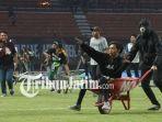 breaking-news-laga-persebaya-vs-pss-sleman-berakhir-ricuh-suporter-serbu-lapangan.jpg