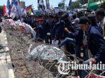 breaking-news-ricuh-aksi-demo-mahasiswa-di-dprd-jatim-rusak-kawat-berduri-panjat-pagar-gedung.jpg