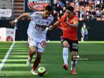 brest-romain-faivre-kiri-berebut-bola-dengan-gelandang-prancis-lorient.jpg