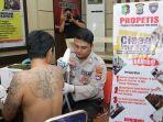brigardir-dedy-purnomo-saat-melakukan-penghapusan-tato-gratis.jpg