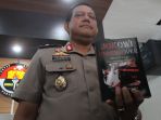 brigjen-pol-rikwanto-tunjukan-buku-jokowi-undercover_20170104_120342.jpg