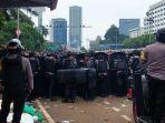 brimob-membubarkan-massa-unjuk-rasa-asosiasi-pemerintah-desa-seluruh-indonesia-apdesi-di-dpr.jpg