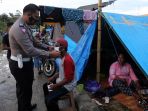 briptu-muh-anugrah-bagi-masker-ke-tenda-pengungsi-gempa-bumi_20210125_194130.jpg