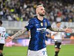 brozovic-cetak-gol-ke-gawang-spezia.jpg