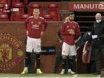 bruno-fernandes-menendang-pantat-dan-menegur-scott-mctominay.jpg