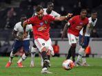 bruno-fernandes-menendang-tendangan-pinalti-saat-manchester-united-melawan-tottenham.jpg