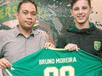 bruno-moreira-saat-tandatangan-kontrak-bersama-persebaya.jpg