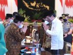 bsi-menyerahkan-zakat-perusahaan-melalui-baznas-sebesar-rp1225_20220413_102034.jpg