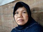 bu-kandung-almarhum-vera-oktaria-tak-kuasa-antarkan-jenazah-putrinya.jpg