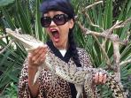 buaya-julia-perez-bali-foto_20150114_164604.jpg