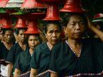 budaya-wanita-suku-sasak-muslim-dan-hindu-mengarak-dulang-kebon-odeq.jpg