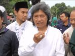 budayawan-emha-ainun-najib-memberikan-sambutan-saat-pemakaman-musisi-legendaris-yon-koeswoyo_20180106_164506.jpg
