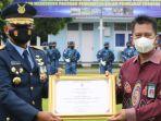 budhi-achmadi-menyerahkan-piagam-penghargaan-kepada-pimpinan-pt-sam-air.jpg