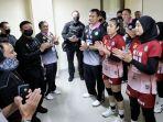 budi-gunawan-memberikan-selamat-kepada-tim-bola-voli-putri-bin-o2c.jpg