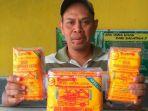 budi-santoso-47-menunjukkan-enting-enting-gepuk-cap-dua-pohon-kelapa.jpg