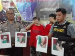 budi-santoso-dan-andi-wijaya-ketika-berada-di-mapolsek-tegalsari-surabaya_20171024_181024.jpg