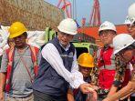 budi-waseso-saat-melakukan-pengecekan-langsung-proses-pembongkaran-kapal-beras-impor.jpg