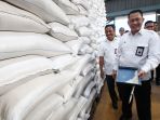 budi-waseso-tinjau-stok-beras-di-gudang-bulog-gedebage_20200303_210852.jpg