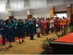 buka-rakor-tp-pkk-iriana-jokowi-unjuk-kebolehan-joget-maumere-bareng-ibu-ibu-pkk_20180411_145402.jpg