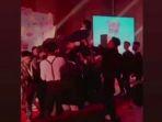 bukannya-pada-dokem-di-rumah-malah-prom-night.jpg
