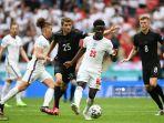 bukayo-saka-berebut-bola-dengan-pemain-jerman-di-euro-2021.jpg