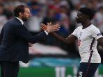 bukayo-saka-ketika-ditarik-keluar-oleh-gareth-southgate-melawan-denmark.jpg