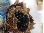 buket-bunga-dengan-mawar-berwarna-hitam-dan-emas_20170214_181938.jpg