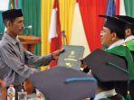 bukhari-menerima-ijazah-sarjana-putrinya-rina.jpg