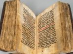 buku-kuno-berubah-warna-pada-kertasnya_20180927_084732.jpg