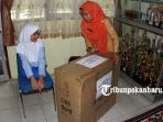 bulan-karunia-rudianti-mendapatkan-kursi-roda-dari-presiden-jokowi_20180321_113229.jpg