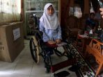 bulan-mendapat-kursi-roda-dari-presiden-jokowi_20180320_194555.jpg