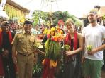bule-belgia-terpikat-tari-magis-banyuwangi_20160712_154312.jpg