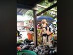 bule-rusia-mengamen-di-pinggir-jal.jpg