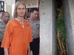 bule-rusia-yang-kabur-bersembunyi-di-dalam-parit.jpg