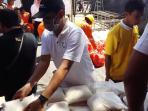 bumn-tawarkan-paket-sembako-rp-50-ribu_20160615_142931.jpg