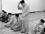 bung-karno-saat-salat_20170514_143735.jpg