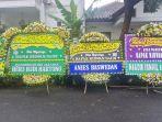 bunga-ucapan-duka-cita-dari-beberapa-tokoh-berdiri-di-depan-rumah-duka-ridwan-saidi1.jpg