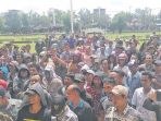 bupati-aceh-tamiang-dan-peserat-demo_20180828_101112.jpg