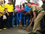bupati-bandung-dadang-m-naser-bersama-elemen-masyarakat-cicalengka_20170314_145124.jpg