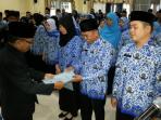 bupati-bangka-tarmiz-saat-serahkan-sk-pns_20160213_130749.jpg