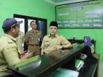 bupati-banyuwangi-saat-mengunjungi-balai-desa-temurejo_20160823_180647.jpg