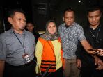 bupati-bekasi-neneng-hassanah-resmi-ditahan-kpk_20181016_202949.jpg