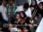 bupati-bogor-hj-nurhayanti-di-pemakaman-suaminya_20171222_095021.jpg