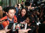 bupati-cianjur-irvan-rivano-muchtar-resmi-mengenakan-rompi-oranye-kpk.jpg