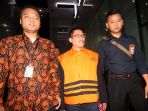 bupati-cirebon-ditahan-kpk_20181026_102012.jpg