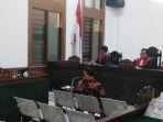 bupati-cirebon-non-aktif-sunjaya-purwadisastra-menangis.jpg