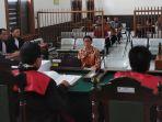 bupati-cirebon-non-aktif-sunjaya-purwadisastra-menjalani-sidang-perdana.jpg