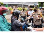 bupati-dan-kapolres-sleman-membagikan-masker-dan-hand-sanitizer_20200827_230122.jpg